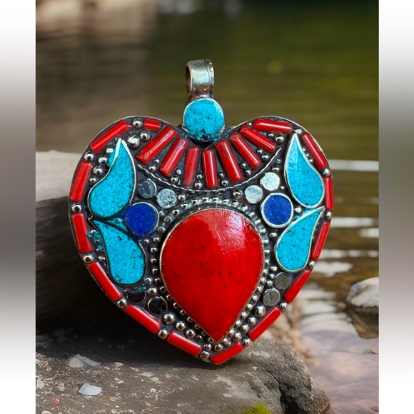 Gorgeous & Handcrafted Navajo Style Heart Shape Pendant Inlay Stone & Silver - Picture 1 of 10